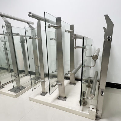 Grado 201 columna de acero inoxidable de la verja de la fabricación de metal 304 316 para la cerca de la escalera