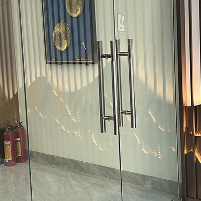 El espejo de acero inoxidable de la fabricación de metal de los colores primarios acabó la fabricación de encargo del tirador de puerta