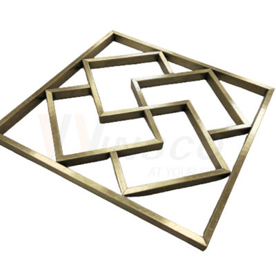 Arte abstracto geométrico de acero inoxidable modificado para requisitos particulares de la escultura de la pared de la fabricación de metal del oro del titanio